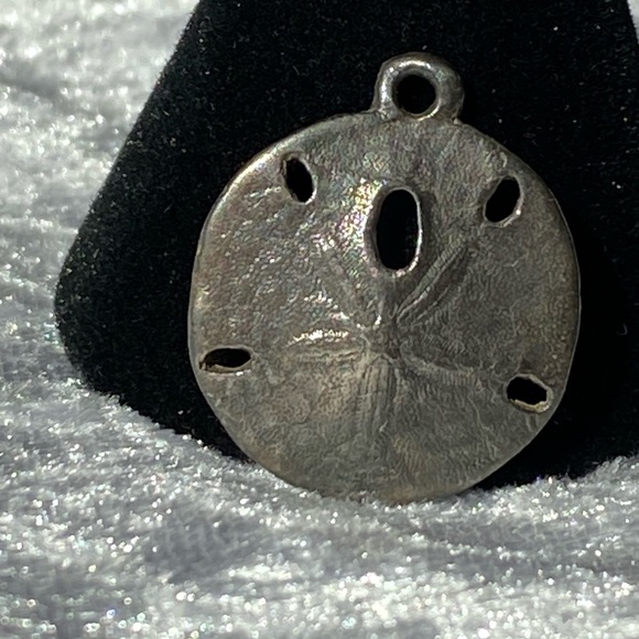 James Avery Small Retired Sterling Silver 925 Sand Dollar Pendant - Picture 10 of 12